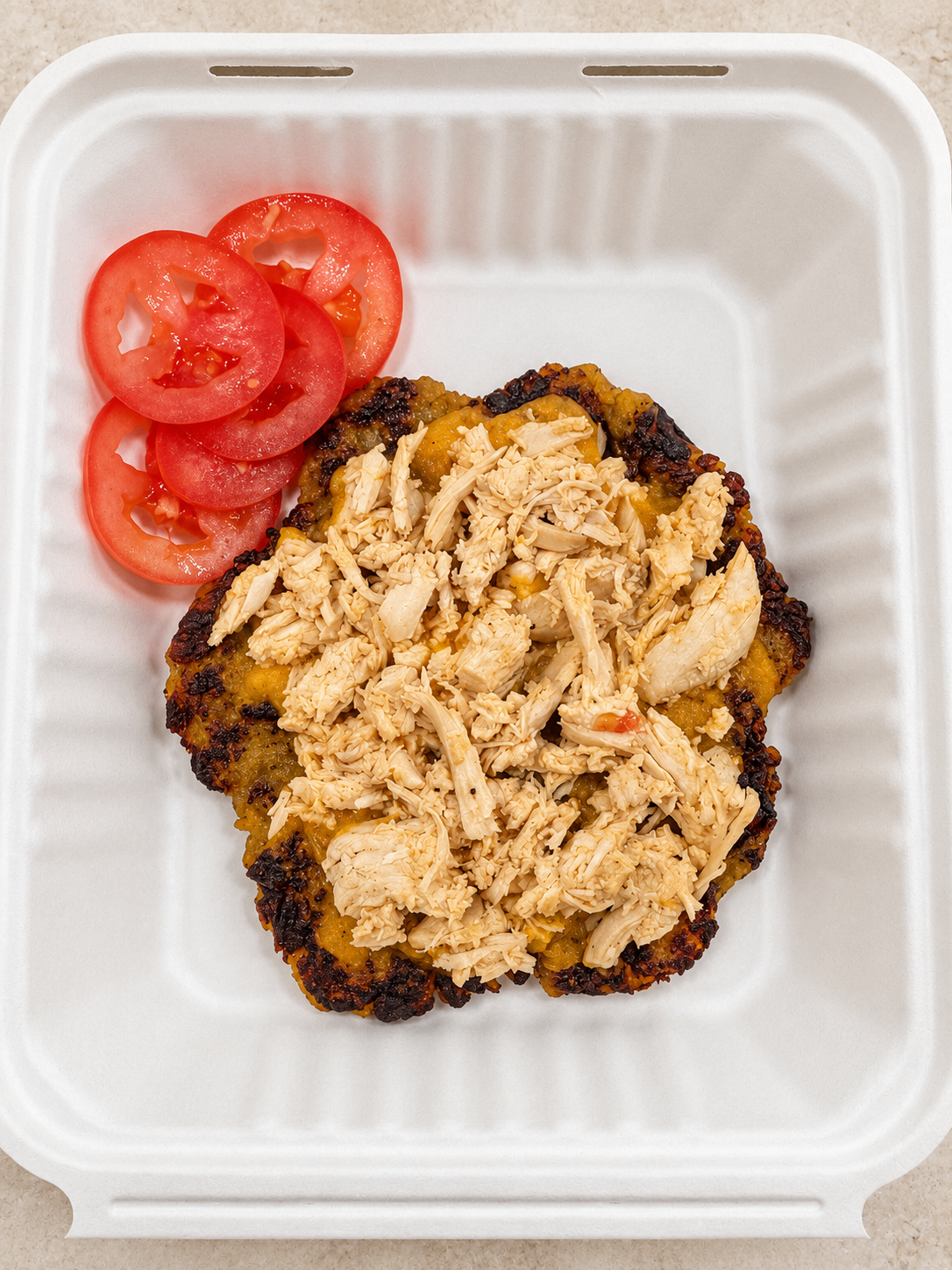 Patacón con pollo desmenuzado para niños